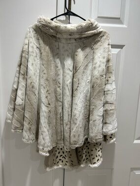 Vine Street Apparel Cream Faux Fur poncho
